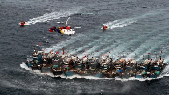 Tàu cá Trung Quốc thường xâm phạm các vùng biển của nước khác. Trong hình là tàu cá Trung Quốc bị cảnh sát biển Hàn Quốc bắt giữ.